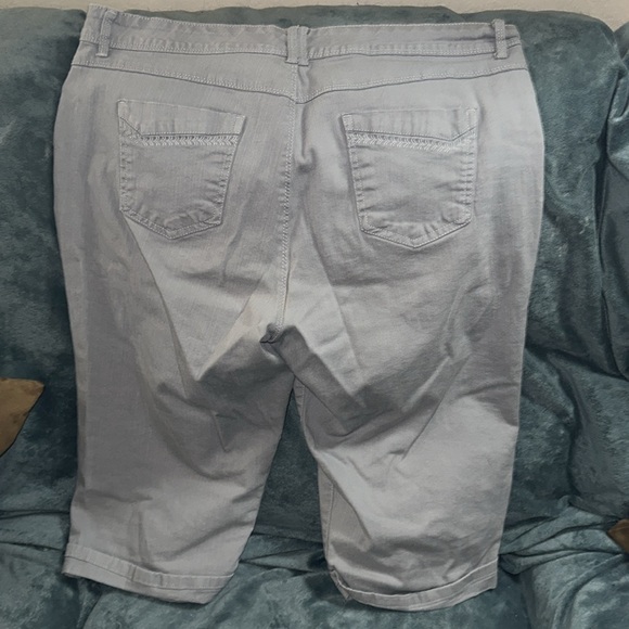 Gloria Vanderbilt size 14 skimmer stretchy capri Jeans light grey 💕 - Picture 4 of 6